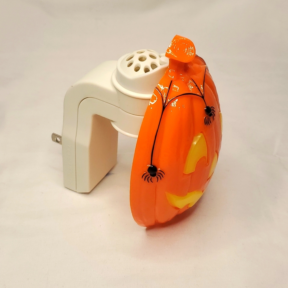Bath & Body Works Halloween Jack-o-Lantern Wallflower Nightlight Diffuser Tested - Picture 2 of 6